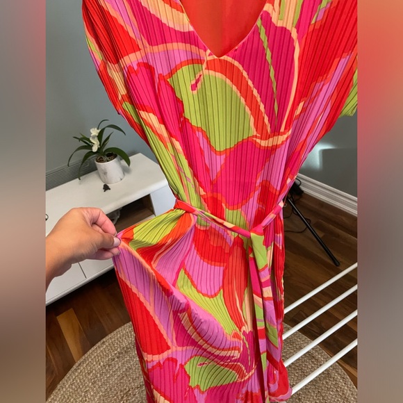 Stunning Dress - Picture 2 of 4